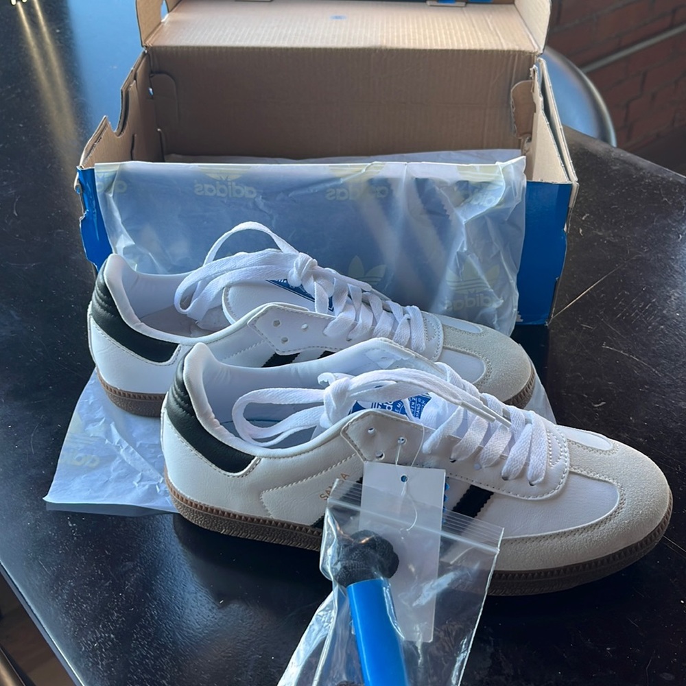 White Adidas Samba OG Shoes 7.5 Women’s/ 6.5 Men’s